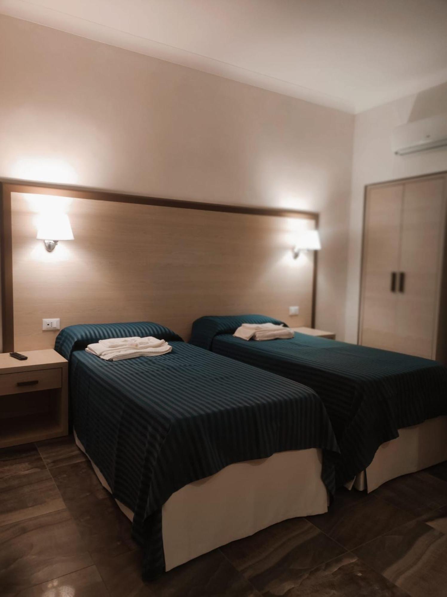Hotel Holiday Foggia Eksteriør bilde